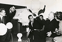 Achille und Pier Giacomo Castiglioni mit Marcel Breuer und der Lampe Taraxacum in dem Geschäft von Gavina in Mailand, 1962